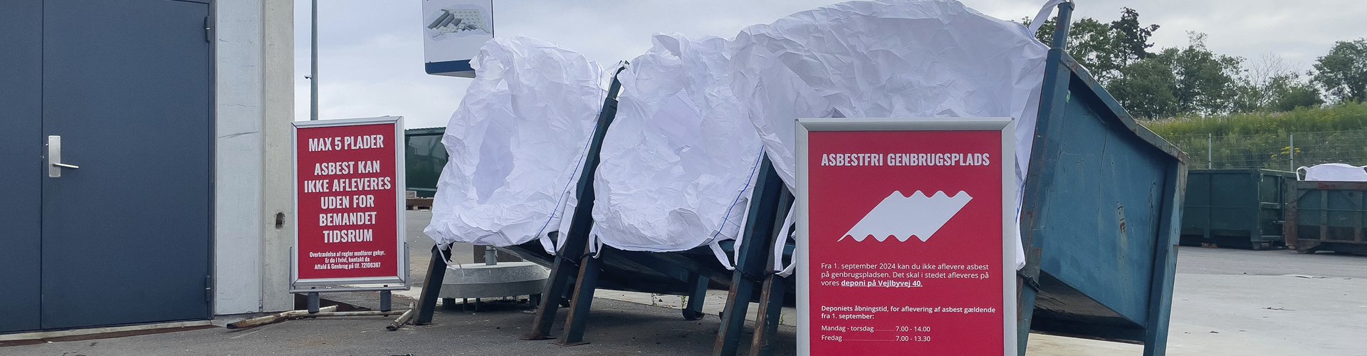 Rødt skilt står foran big bags til asbest på genbrugspladsen. 